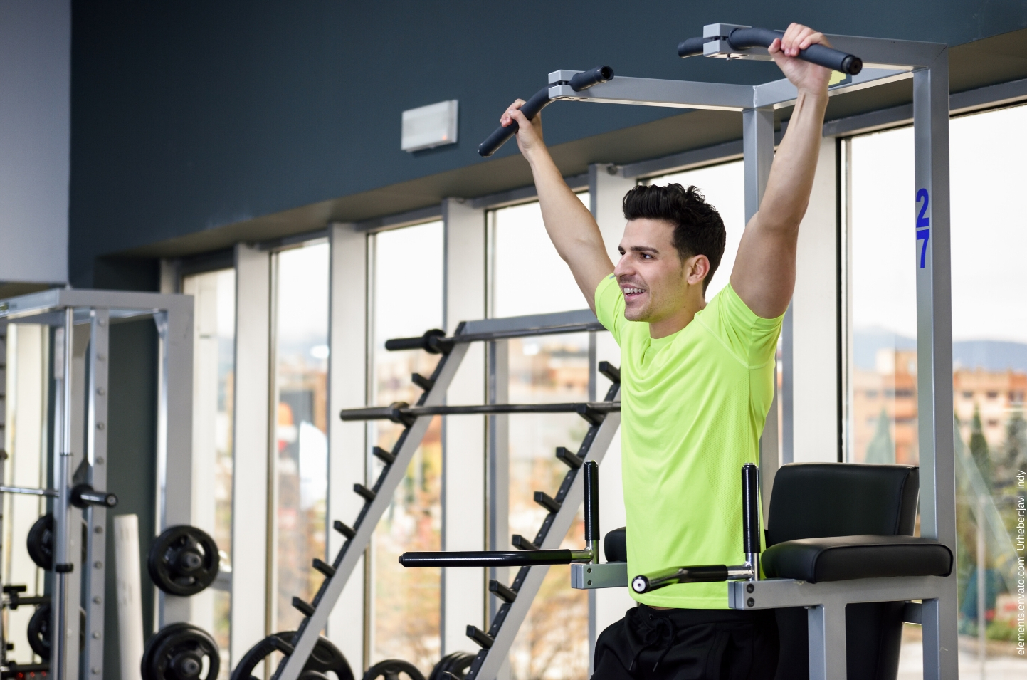 Ein Mann trainiert in einem Fitnessstudio.